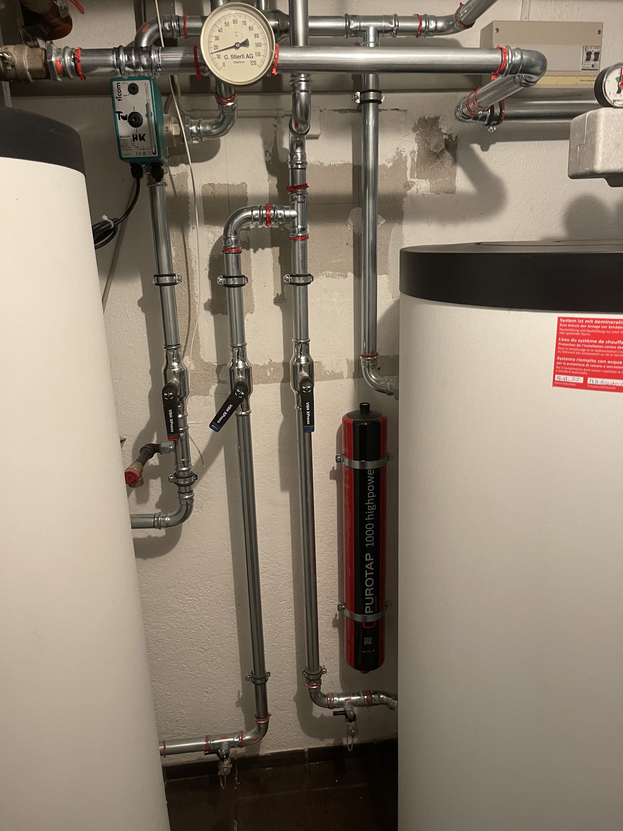 Boiler- und Heizungsanschluss im Kellerraum